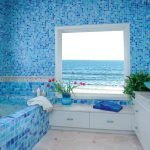 Mosaico azul en el acabado del baño