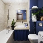 Azulejos azules y grises en el baño.