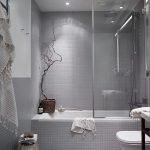 Iluminación en un baño gris