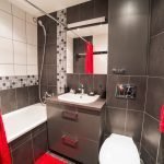 Acentos rojos en una bañera gris.