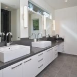 Baño con dos lavabos.