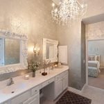 Araña de luces en el baño