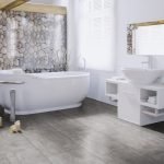 Gres porcelánico gris en el piso del baño
