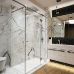 Pequeño baño de estilo moderno.