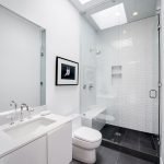 Color blanco en el diseño de un baño pequeño.