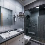 Espejo cuadrado en el baño.