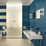 Baño azul y blanco