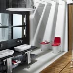 Silla roja en el baño