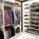 Accesorios en el armario de las mujeres.