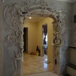 Decoración de una moldura de estuco de yeso en arco