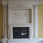 Frontón sobre la chimenea