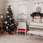 Arbol de navidad en la esquina