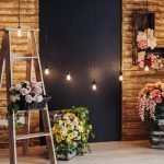 Canasta con flores en las escaleras