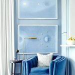 Las paredes están pintadas de azul.