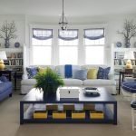Sillones con almohadas azules