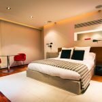 Almohadas marrones en la cama