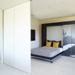 Armario corredizo en una habitación