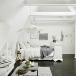 Dormitorio blanco con piso gris