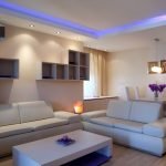 Muebles blancos en la sala de estar