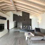 Techo de madera en la sala de estar