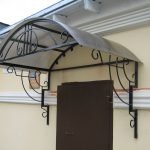 Casa con puerta de hierro