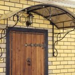 Casa con una puerta vieja