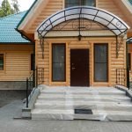 Casa de madera en una parcela