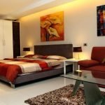 Sofá rojo en una habitación en blanco y negro
