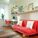 Sofá rojo en la habitación para un adolescente.