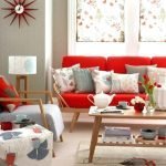 La combinación de rojo y gris en la sala de estar.