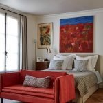 Sofá rojo con decoración.