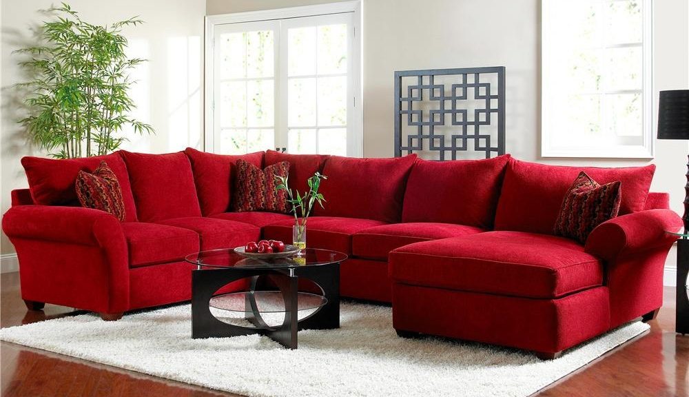 Piros kanapé a belső terekben