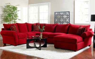 Sofá rojo en el interior.