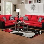 Sofás rojos y negros en la sala de estar
