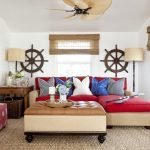 Sofá rojo en una sala blanca