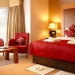 Cama roja y sofá