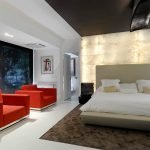 Sillas plegables en el dormitorio
