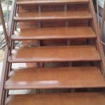Pon los azulejos en los escalones