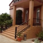 Banco bajo palmeras