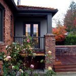Rosas debajo de la ventana