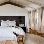 Ropa de cama de color beige en el dormitorio