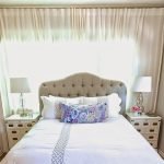Cama junto a la ventana