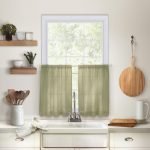 Cortinas cortas sobre el lavabo