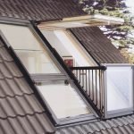 Ventana con balcón abatible