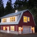 Casa con ático bajo techo inclinado