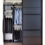 Pantalones en perchas debajo de camisas