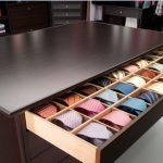 Corbatas en una cómoda