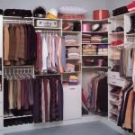 Espacio separado para pantalones en el armario.