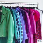 Las cosas están colgadas de colores