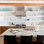 Botellas en el interior de la cocina.